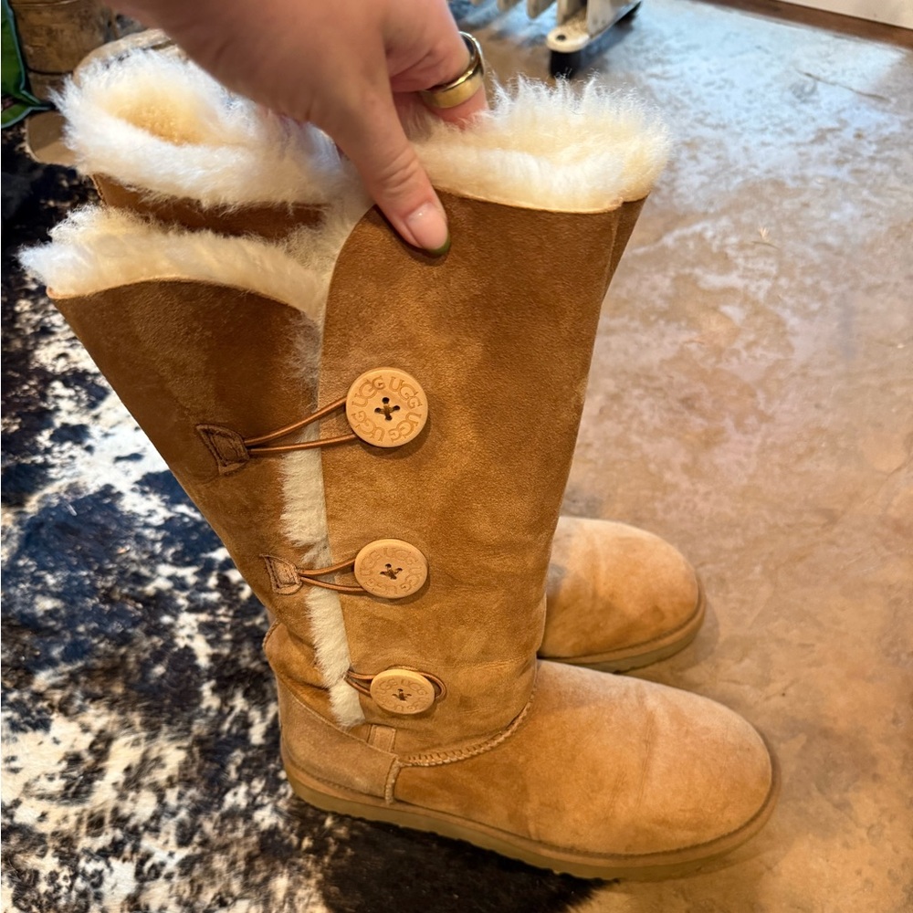 UGG Button Boots w/ Tan Fluffy Interior